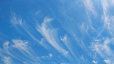 Mavi ışık gökyüzü, arka plan beyaz bulutlar. Yüksek kalite fotoğraf