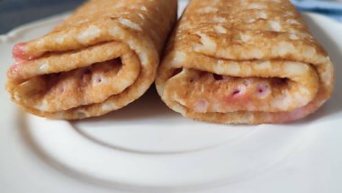 Hamurdan yapılmış gözlemeler, beyaz tabakta kahvaltı yemekleri, yemek. Yüksek kalite fotoğraf