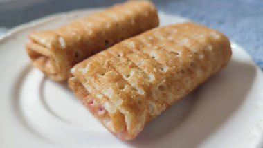 Hamurdan yapılmış gözlemeler, beyaz tabakta kahvaltı yemekleri, yemek. Yüksek kalite fotoğraf
