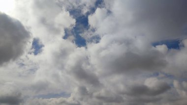 Mavi gri gökyüzü. Arka plan beyaz bulutlar. Yüksek kalite fotoğraf