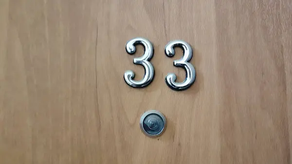 Números Una Puerta Exterior Blanca Del Apartamento Objetos Símbolo Cielo — Foto de Stock