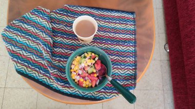 Taze sebze salatası, bir bardak kahve, kahvaltı yemeği. Yüksek kalite fotoğraf