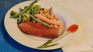 Sosis, tatlı patates, brokoli. Yüksek kalite fotoğraf