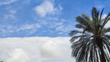 Mavi gri gökyüzü, beyaz bulutlar, arka plan, güneş yüzü. Yüksek kalite fotoğraf