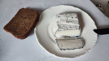 Kahvaltı, tabakta beyaz peynir, siyah ekmek ve kahve. Yüksek kalite fotoğraf