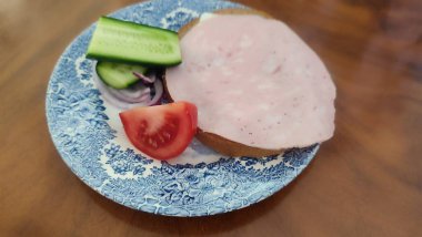 Masada yemek, sosisli sandviç, domates ve salatalık. Yüksek kalite fotoğraf