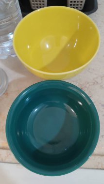 Yemek ve mutfak eşyaları için sarı ve yeşil seramik tabaklar. Yüksek kalite fotoğraf