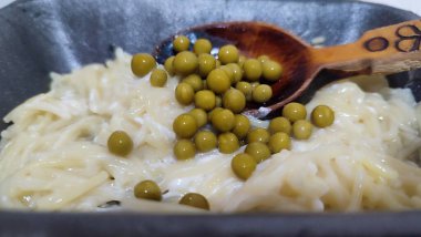 kaynamış yemek vermicelli, yeşil bezelye, ahşap kaşık. Yüksek kalite fotoğraf