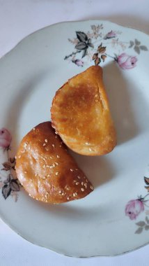 Beyaz tabakta susamlı hamur turtaları, yemek pişirme. Yüksek kalite fotoğraf