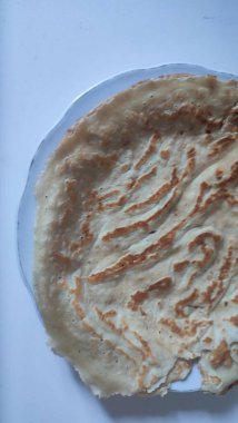 un yuvarlak krep, tabakta yemek, karbonhidrat kahvaltısı. Yüksek kalite fotoğraf