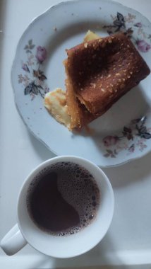 Tabakta gözleme, fincanda kahve, kahvaltı yemeği. Yüksek kalite fotoğraf