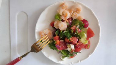 Karidesli salata, domates ve yeşil sebze tabakta kahvaltı, sağlıklı fast food. Yüksek kalite fotoğraf