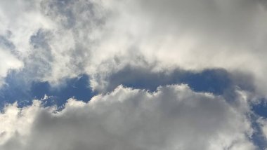 Mavi gökyüzü, beyaz bulutlar, doğa manzarası, hava durumu. Yüksek kalite fotoğraf