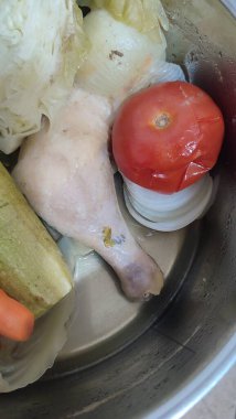 Sağlıklı yemekler haşlanmış sebzeler, kabak, domates, lahana, çatalla pişirilmiş öğle yemeği, vejetaryen yemeği. Yüksek kalite fotoğraf