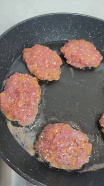 Kızartma tavasında kıymalı pirzola, öğle yemeğinde yemek. Yüksek kalite fotoğraf