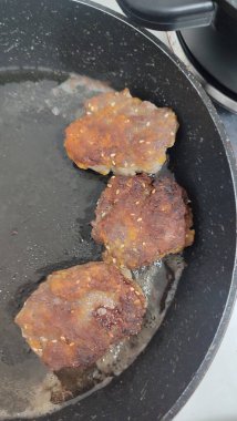 Kızartma tavasında kıymalı pirzola, öğle yemeğinde yemek. Yüksek kalite fotoğraf