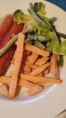 Sosis ve lahana tabakta, tatlı patates cipsi, tatlı patatesler öğle yemeği, akşam yemeği. Yüksek kalite fotoğraf