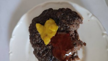 Yemek pirzolası ve kırmızı domates sosu, et pişirme hamburgeri, kahvaltı öğle yemeği yemeği, beyaz tabak arka plan. Yüksek kalite fotoğraf