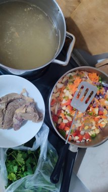 Çorba ve taze sebzeli yeşil salata, haşlanmış et, sağlıklı öğle yemeği pişirme yemeği. Yüksek kalite fotoğraf