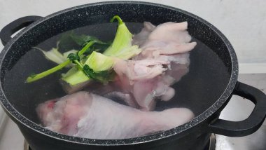 Et suyu için tencerede tavuk budu, yemek pişirme, yemek hazırlama, ürünler. Yüksek kalite fotoğraf