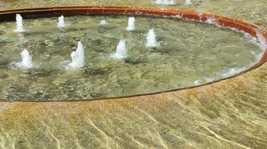 Sarı renkli soyut arka plan, desenli su çeşmeleri, çeşme havuzu. Yüksek kalite fotoğraf