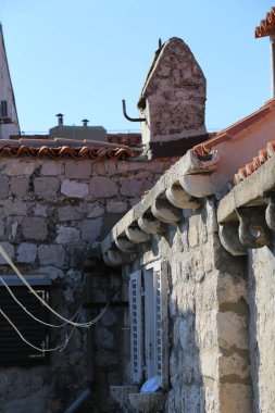 Dubrovnik, Hırvatistan, eski mimari kasabası, 22 Nisan 2023 'te üçgen bir cephe, üst manzara, seyahat yerleri ve pencereleri olan antik bir taş binanın çatısını döşedi. Yüksek kalite fotoğraf