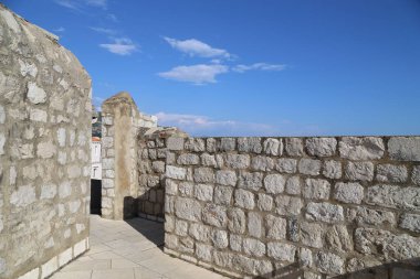  Turuncu üçgen çatılı antik taş duvar kalesi, mavi gökyüzü manzarası eski Dubrovnik kasabası, Hırvatistan 22 Nisan 2023. Yüksek kalite fotoğraf