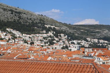 Dubrovnik, Hırvatistan, eski kasaba, 22 Nisan 2023 'te üç köşeli ön cephe seyahat yerleri, pencereler mavi gökyüzü peyzaj mimarisi olan antik taş binaların çatısını döşedi. Yüksek kalite fotoğraf