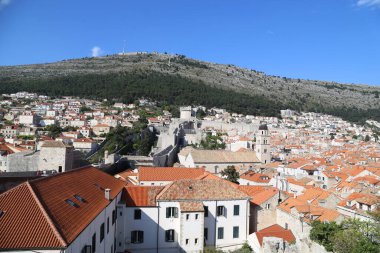 Dubrovnik, Hırvatistan, eski kasaba, 22 Nisan 2023 'te üç köşeli ön cephe seyahat yerleri, pencereler mavi gökyüzü peyzaj mimarisi olan antik taş binaların çatısını döşedi. Yüksek kalite fotoğraf