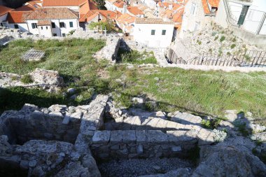 Dubrovnik, Hırvatistan, eski kasaba, 22 Nisan 2023 'te, üç köşeli ön cepheli, mavi gökyüzü manzaralı, tarihi bir binanın çatısını döşedi. Yüksek kalite fotoğraf