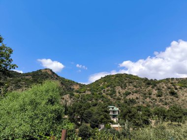 Dağ manzarası, yaz mevsimi, doğayla iç içe geçmiş mavi gökyüzü. Yüksek kalite fotoğraf