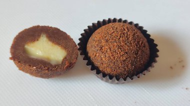 Çikolatalı kekler, içinde krema olan yuvarlak tatlı tatlılar. Yüksek kalite fotoğraf