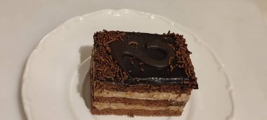 Çikolatalı pasta, tatlı tatlı, kakao yiyecekler, beyaz tabak arka plan. Yüksek kalite fotoğraf