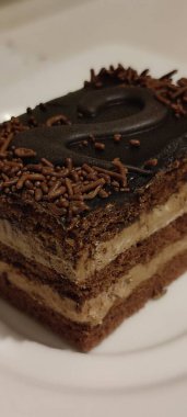 Çikolatalı pasta, tatlı tatlı, kakao yiyecekler, beyaz tabak arka plan. Yüksek kalite fotoğraf