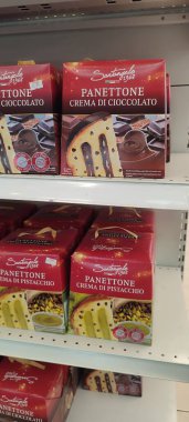 5 Kasım 2024 Bira-Sheva şehir İsrail, bakkal, Panettone marka gıda ürünleri, markalı bir kutuda doldurulmuş kapkekler. Yüksek kalite fotoğraf