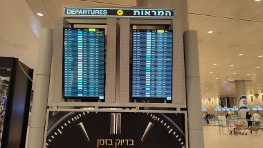 15 Ekim 2024 Tel-Aviv İsrail Ben Gurion havaalanı, Terminal 3, uçak kalkış kurulu, turizm salonu. Yüksek kalite fotoğraf