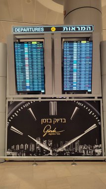 15 Ekim 2024 Tel-Aviv İsrail Ben Gurion havaalanı, Terminal 3, uçak kalkış kurulu, turizm salonu. Yüksek kalite fotoğraf