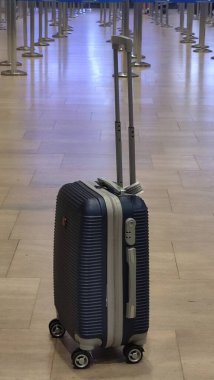 15 Ekim 2024 Tel-Aviv İsrail Ben Gurion havaalanı, Terminal 3, turist valizi. Havaalanı valizleri seyahat salonunda duruyor. Yüksek kalite fotoğraf