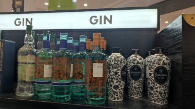 15 Ekim 2024 Tel-Aviv İsrail Havaalanı, gümrüksüz mağaza, cam şişelerde alkol, satılık cin içeceği. Yüksek kalite fotoğraf