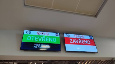 15 Ekim 2024 Prag Çek Cumhuriyeti Avrupa, havaalanı Vaclav Hevel terminal seyahati, turistler için ekran, pasaport kontrolü. Yüksek kalite fotoğraf