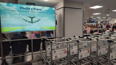 15 Ekim 2024 Prag Çek Cumhuriyeti Avrupa Havaalanı Vaclav Hevel dinlenme tesisi, turistler, bagaj bekliyor. Yüksek kalite fotoğraf