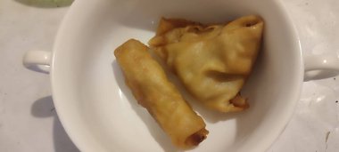 Beyaz tabakta hamur pişirme, ev yemeği pişirme. Yüksek kalite fotoğraf