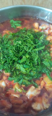 Tavada sebze çorbası çorbası, öğle yemeği pişiren sağlıklı yemekler. Yüksek kalite fotoğraf