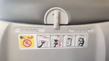 15 Ekim 2024 Tel-Aviv İsrail Ben Gurion havaalanı, Çek Hava Yolları Boeing yolcu uçağı kapısı, içeriden çıkış. Yüksek kalite fotoğraf