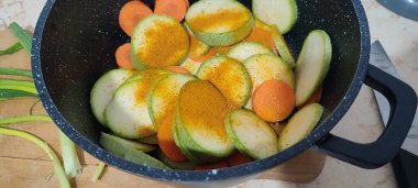 Taze kabak ve havuç, sebze sağlıklı vejetaryen yemekleri kızartma tavasında pişirme, zerdeçal baharatları. Yüksek kalite fotoğraf