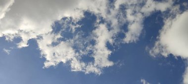 Mavi gökyüzü doğası beyaz bulutlar hava atmosferi arka planında. Yüksek kalite fotoğraf