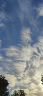 Mavi gökyüzü doğası, beyaz bulutlar hava atmosferi, arka plan manzarası. Yüksek kalite fotoğraf