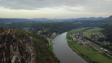 Gri gökyüzü günbatımı manzarasını, nehir doğasını yeşil sonbahar akşamları arka planını bulutlar. Yüksek kalite fotoğraf