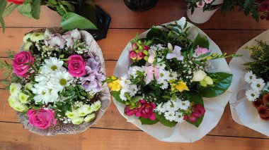 güzel çiçek buketleri, çiçekçi dükkanı, pembe kırmızı ve beyaz sarı bitkiler doğa. Yüksek kalite fotoğraf