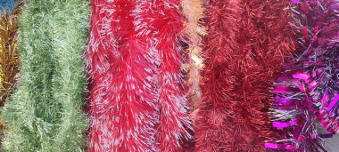 Renkli çelenkler kırmızı yeşil dekorasyon Noel tatili sanat eserleri arka planda. Yüksek kalite fotoğraf